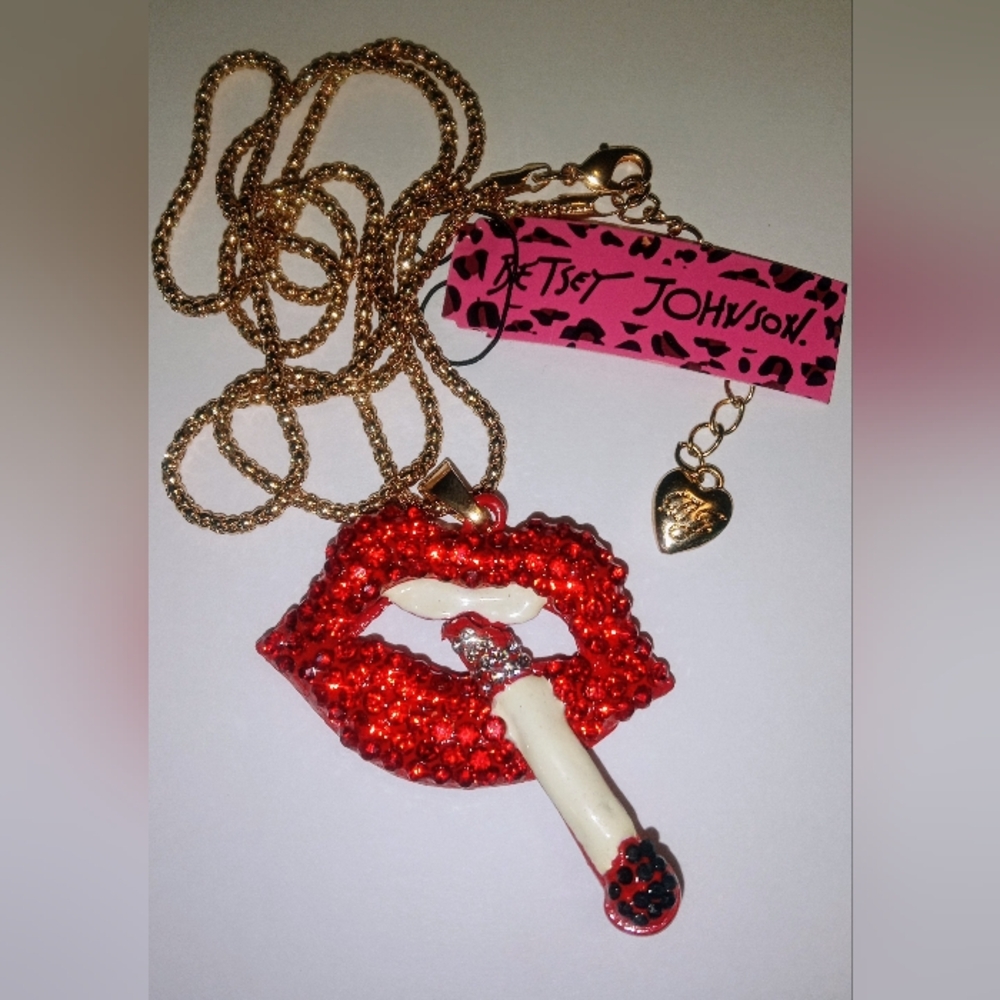 BETSEY JOHNSON Lips with cigarette rhinestone necklace pendant gold tone NEW
